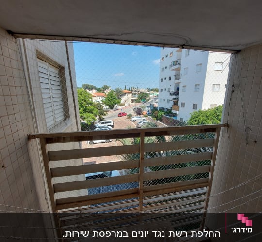 רשת למניעת כניסת יונים במרפסת בניין
